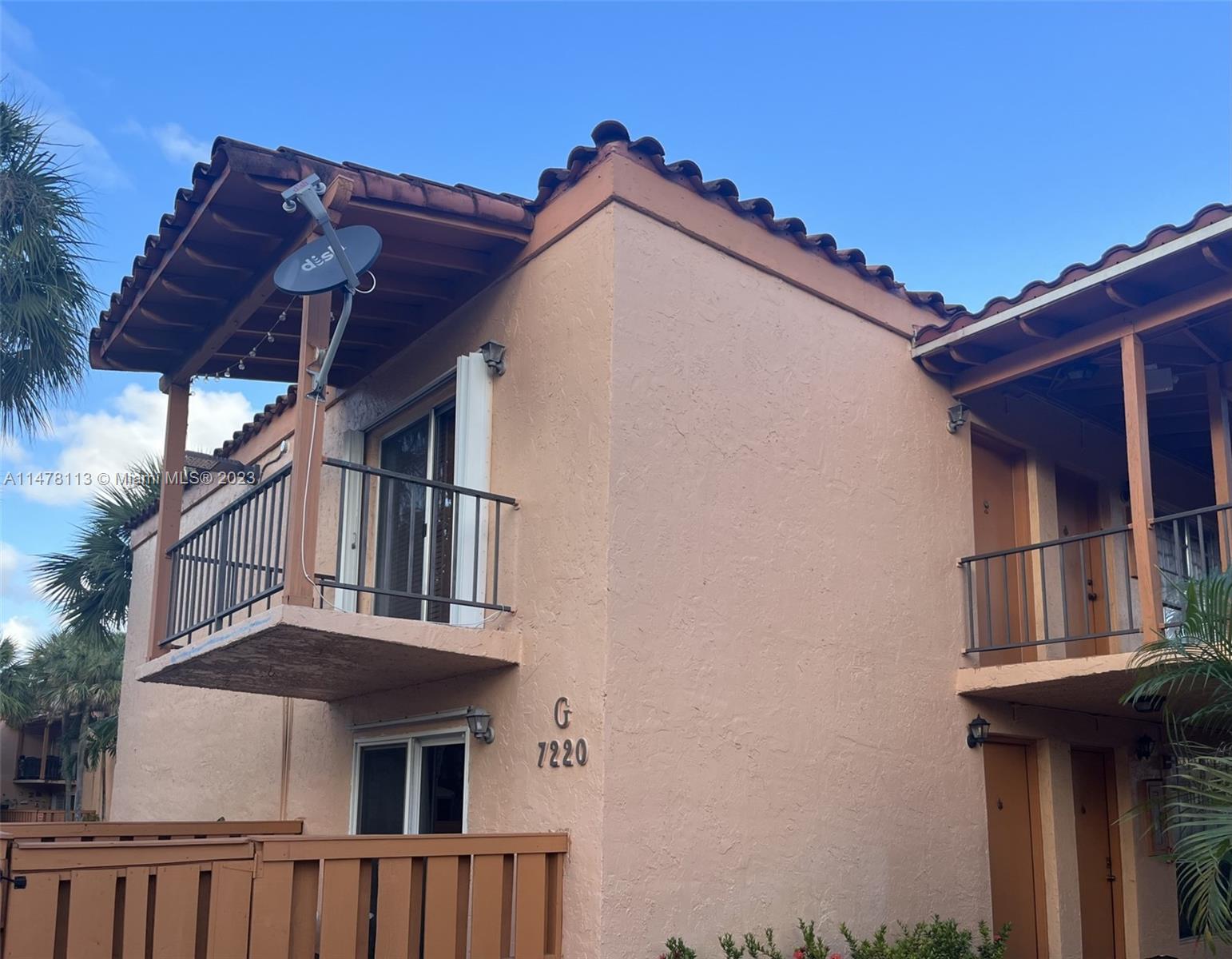 Centrally located 1 bed 1 bath near A-rated schools, dining/dancing, and expressways. 1 assigned parking and plenty of guest spaces. Near the pool, tennis courts, and clubhouse.
