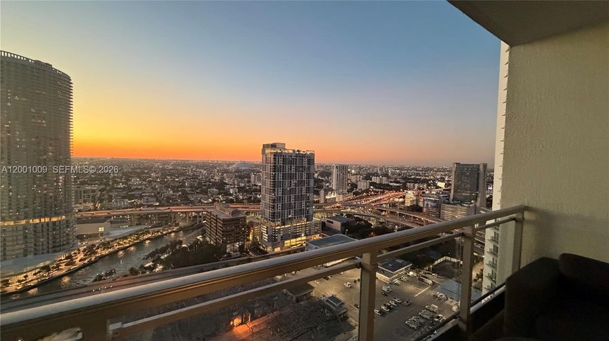 spectAcular apartment at Mints RESIDENCE in the heart of the city of Miami walking distance to Brickell City Center,the vibrant and exclusive site of Miami, panoramic view of the skyline of Miami and the River.  Amples and mordern space with natural light.  Sorrounded by Cafes, restaurant and banks.