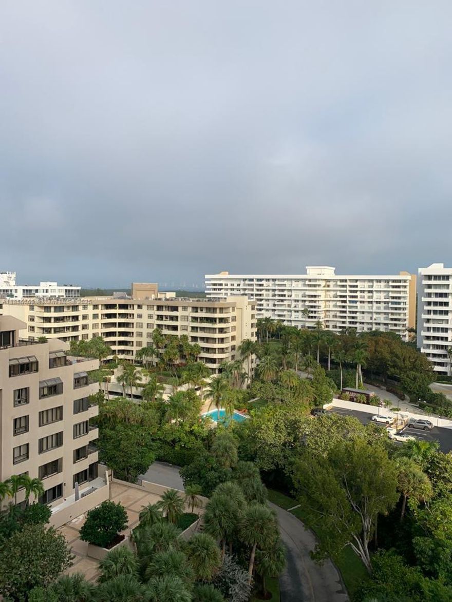 Spacious and fully furnished 2-bedroom, 2-bath unit featuring a beautiful kitchen and a large balcony, perfect for enjoying breathtaking sunsets. Enjoy serene views of the lush gardens at Key Colony. Ideally located just steps from premium amenities, including tennis courts, oceanfront pool, BBQ area, beach umbrella and chair service, and children’s playground. Within the community, you’ll also find Golden Hog, a charming organic market offering fresh products and gourmet options. Available on December 1st for seasonal rental only. Minimum stay: 90 days.