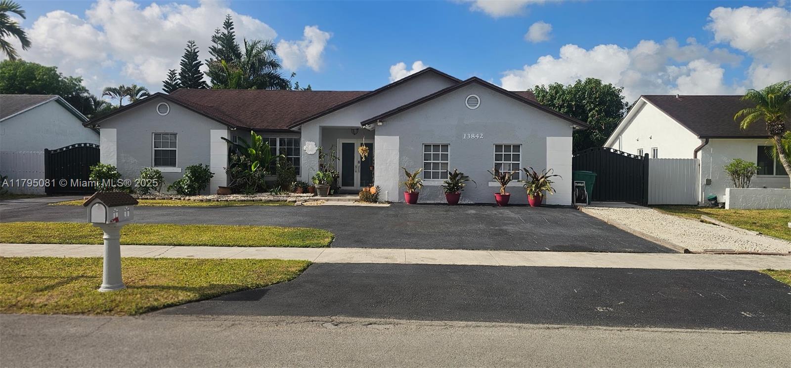 13842 Sw 285th St, Homestead, Miami-Dade County, Florida - 5 Bedrooms  
2 Bathrooms - 