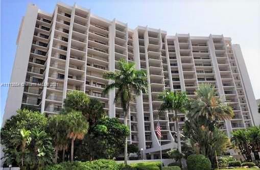 GREAT LOCATION. BEAUTIFUL 2/2 CONDO DIRECT OCEAN VIEW. FURNISHED. COMFORTABLE OPEN AND SPACIOUS SPLIT FLOOR PLAN. BALCONY. TWO LARGE BEDROOMS WITH WALK IN CLOSETS. TWO FULL BATHROOMS . REMODELED KITCHEN WITH ADDITIONAL BREAKFAST AREA. WOOD CABINETS AND GRANITE COUNTERTOPS. LAMINATED FLOORS. GREAT AMENITIES. OCEANFRONT HEATED POOL. TENNIS. BBQ, GYM. SAUNA. BILLIARDS. VEHICLE CAR WASH. PLENTY OF GUEST PARKING. OKAY TO LEASE TWICE A YEAR.
THE 40 YEARS CERTIFICATION WAS DONE IN JUNE/21 AND APPROVED BY THE CITY.