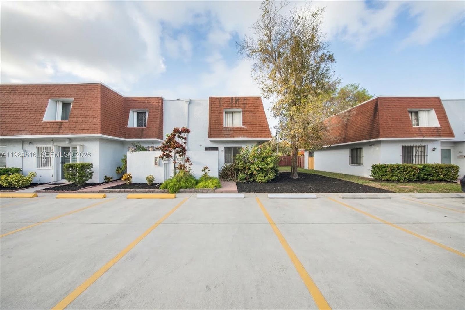 LAGUNA CONDO - Residential