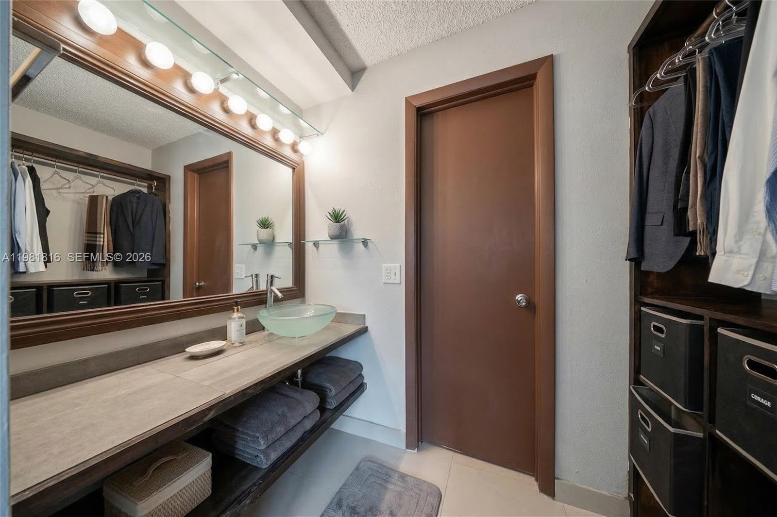 LAGUNA CONDO - Residential