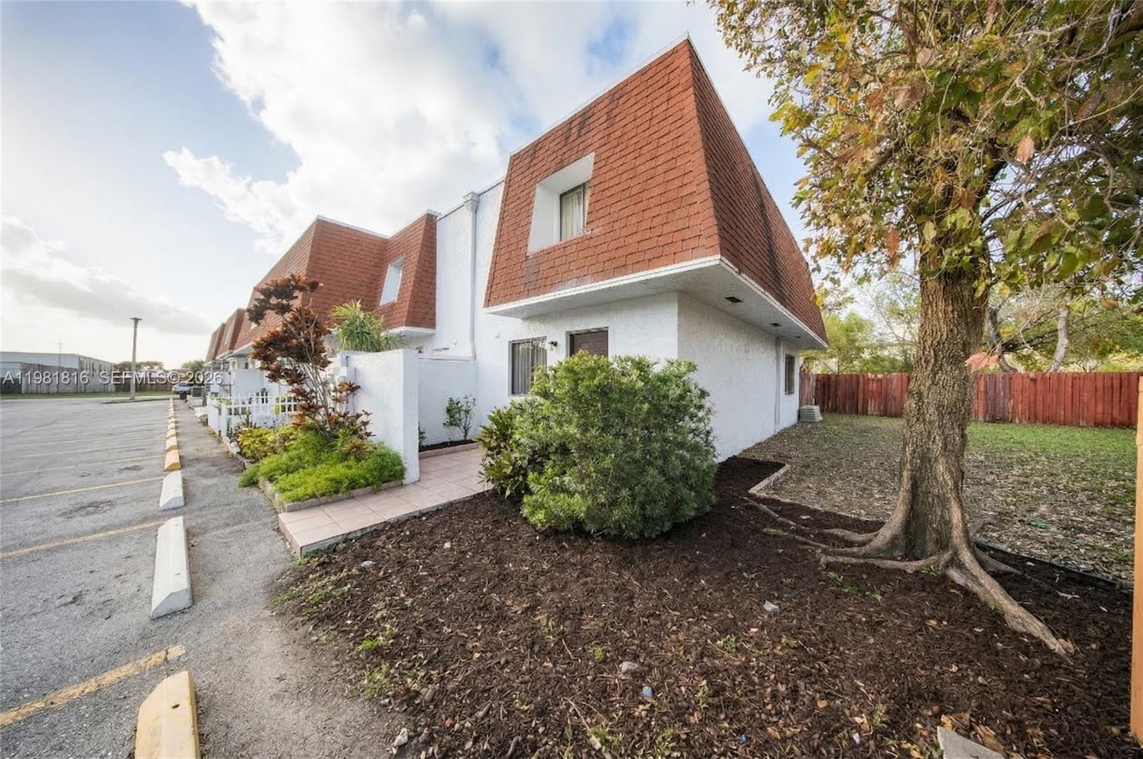 LAGUNA CONDO - Residential