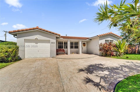 Photo of 5509 Jefferson St, Hollywood, FL 33021 (MLS # A12098974)