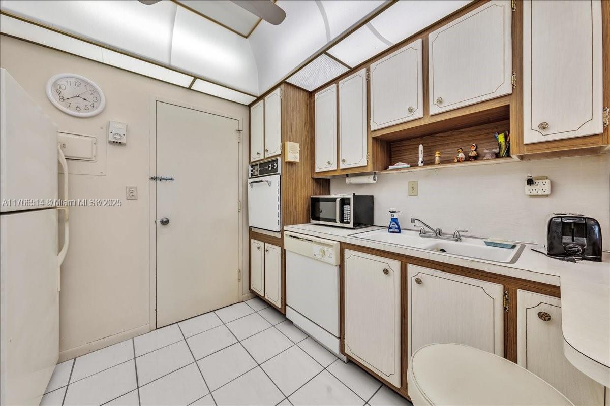 ATTACHE GARDEN APARTMENTS - Residential
