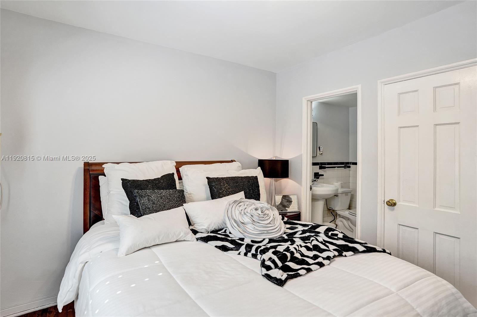 HOLLYWOOD LAKES SECTION - Residential