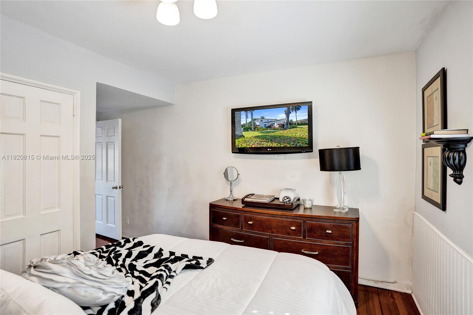 HOLLYWOOD LAKES SECTION - Residential