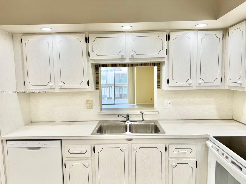 Photo of 301 NE 14th Ave #701, Hallandale Beach, FL 33009 (MLS # A11602345)