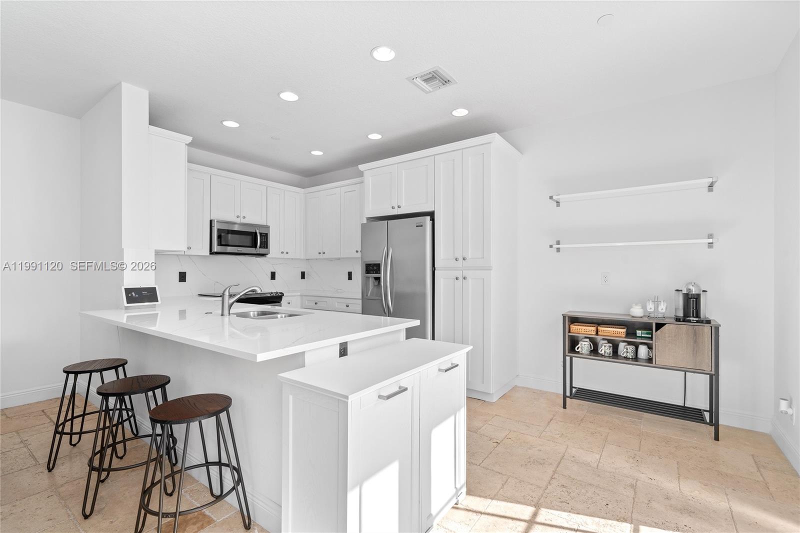 1117 NE 18th Ave 2, Fort Lauderdale, FL, 33304/$1,049,000 3 1117 NE 18th Ave 2