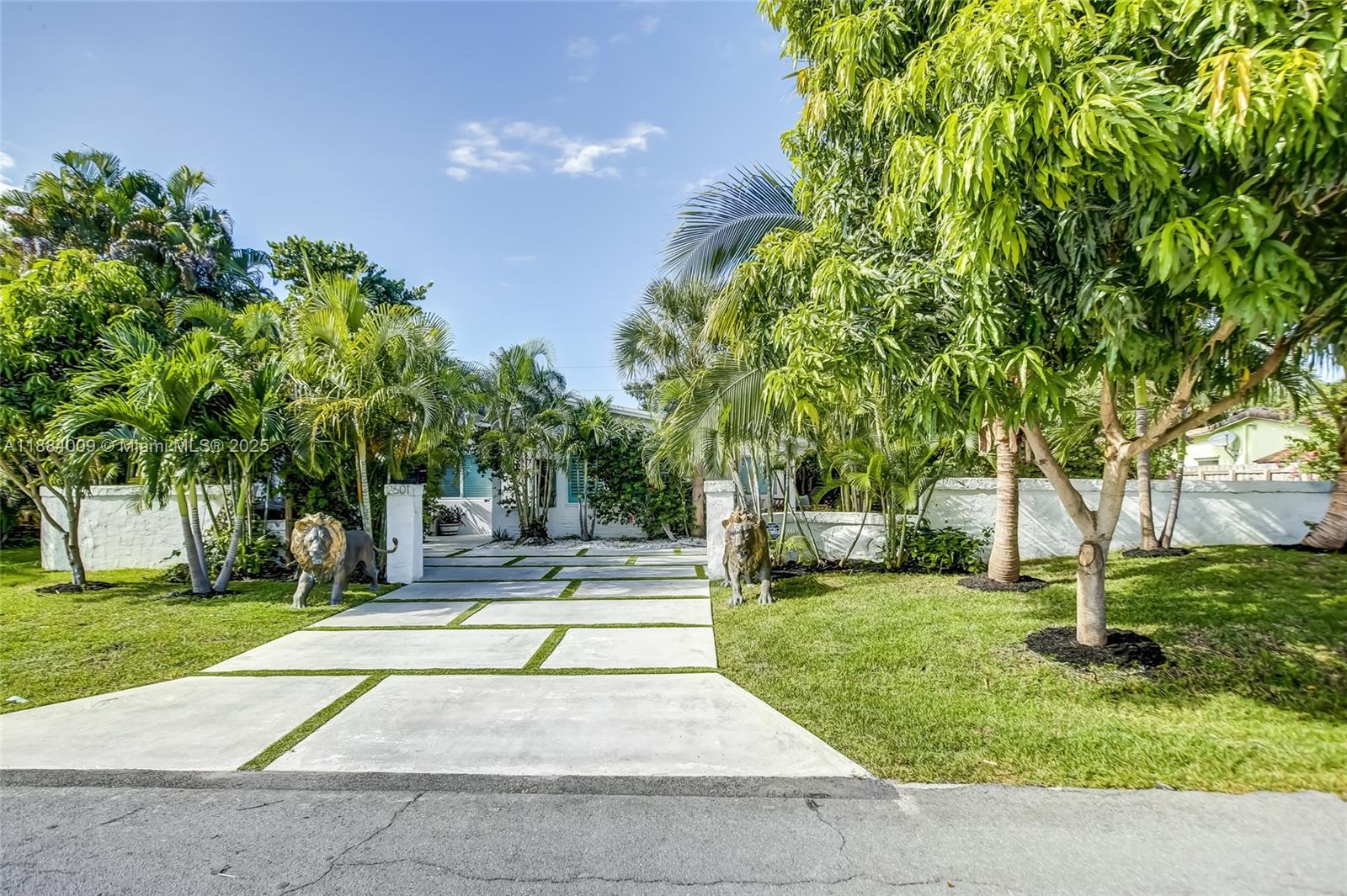 Location! Location! Location! Incredible opportunity to rent 3 bedroom/3 bathroom single family pool home in
one of Fort Lauderdale's most desirable neighborhoods - Coral Ridge! Open floor plan is perfect for spending
quality family time and entertaining guests! Enjoy the best parts of the South Florida lifestyle in your private
backyard with pool and plenty of yard space! Fully furnished! Perfectly located minutes from the beach and
conveniently in between Lauderdale by the Sea and Las Olas!