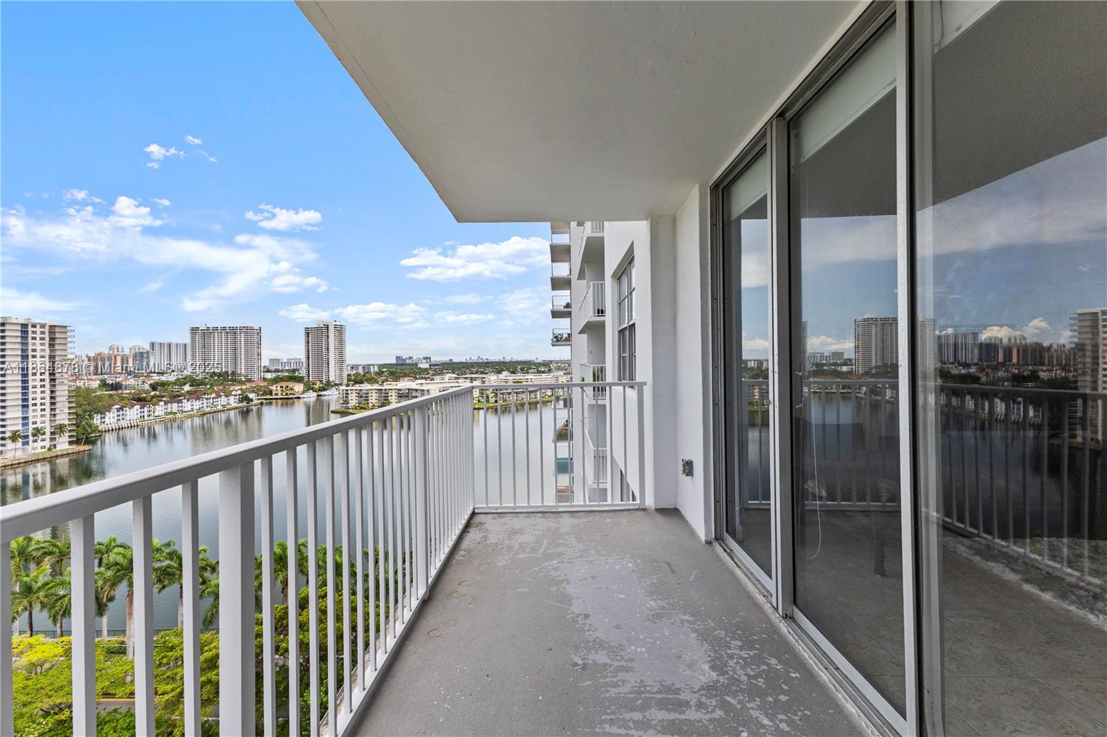 Experience life at Admirals Port Condominiums, located in the heart of Aventura. This 1-bedroom, 2-bathroom residence offers 1,066 sq. ft. of living space, situated on the 04th floor with beautiful lake views. The community provides an exclusive lifestyle with amenities, green spaces, and close proximity to shopping centers, restaurants, and beaches.
Built in 1974, this condominium combines a strategic location with investment potential in one of the most sought-after areas of Miami-Dade. The property is non-homesteaded for 2025, making it ideal for those seeking a vacation residence, investment property, or second home.
Conveniently located just minutes from Aventura Mall, parks, top-rated schools, and major highways.