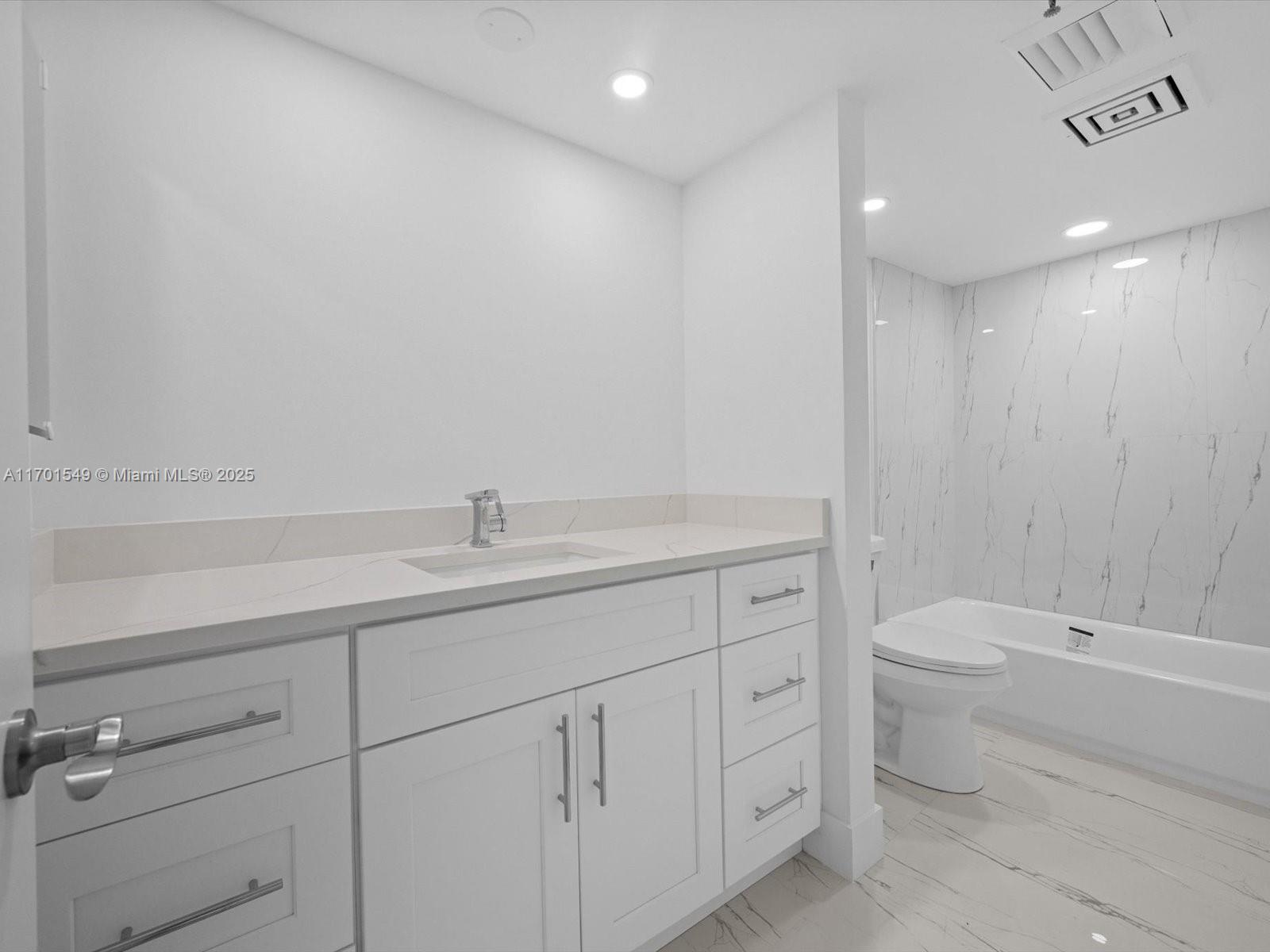 ENVOY CONDO - Residential