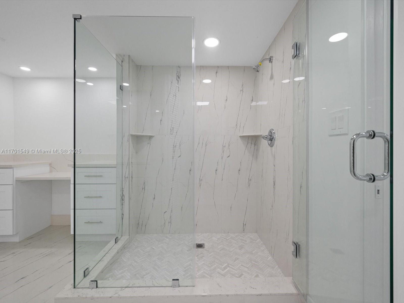 ENVOY CONDO - Residential