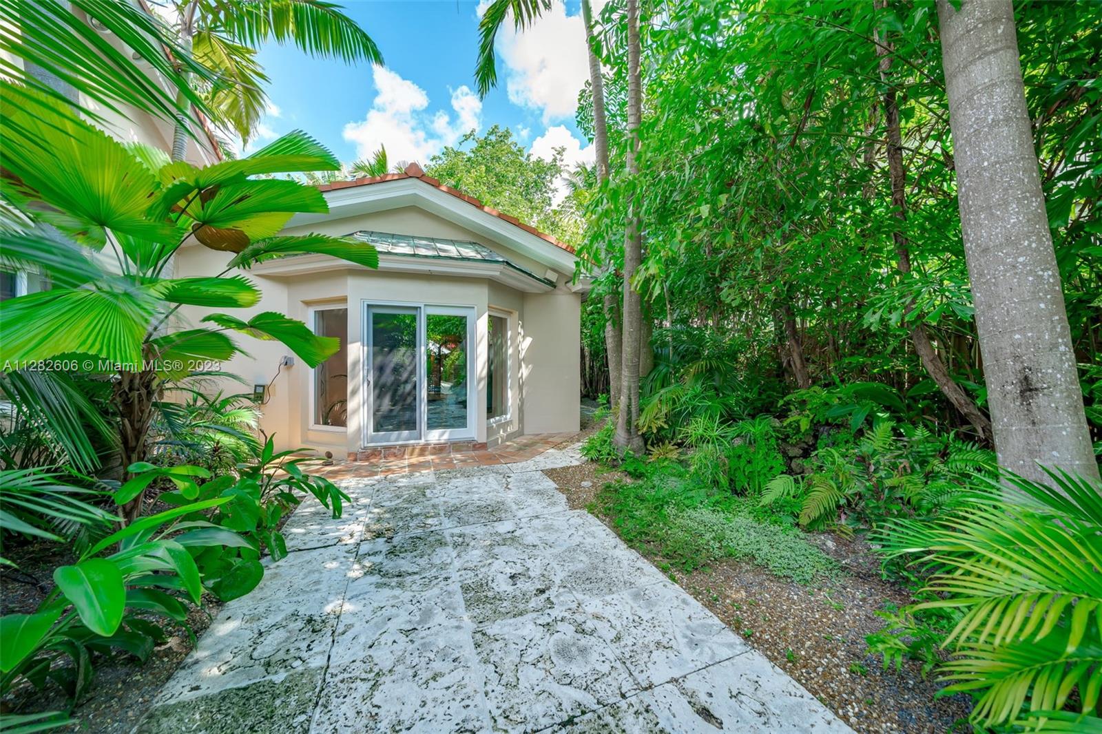 YE LITTLE WOODS 1ST ADDN - Residential