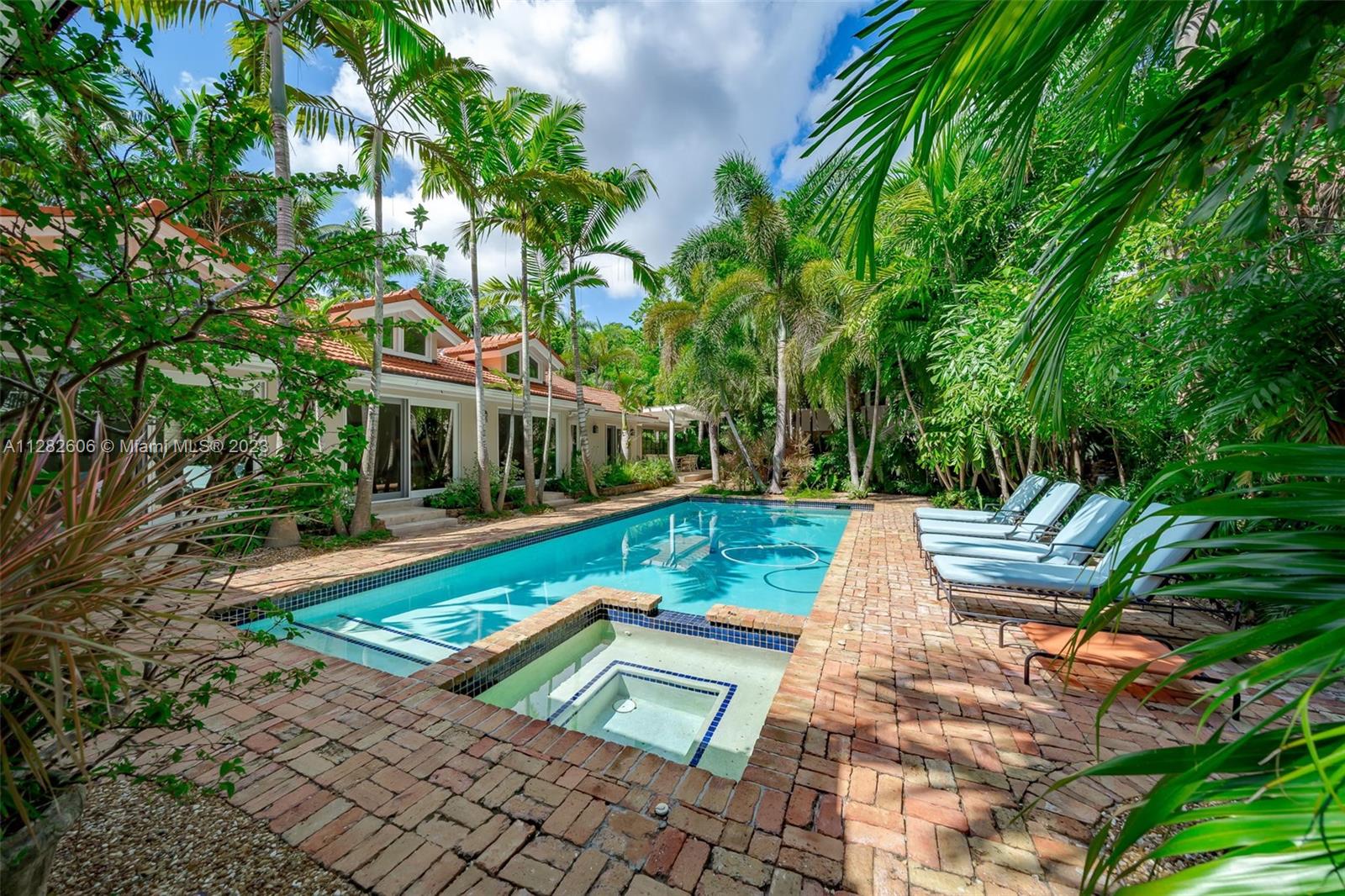 YE LITTLE WOODS 1ST ADDN - Residential