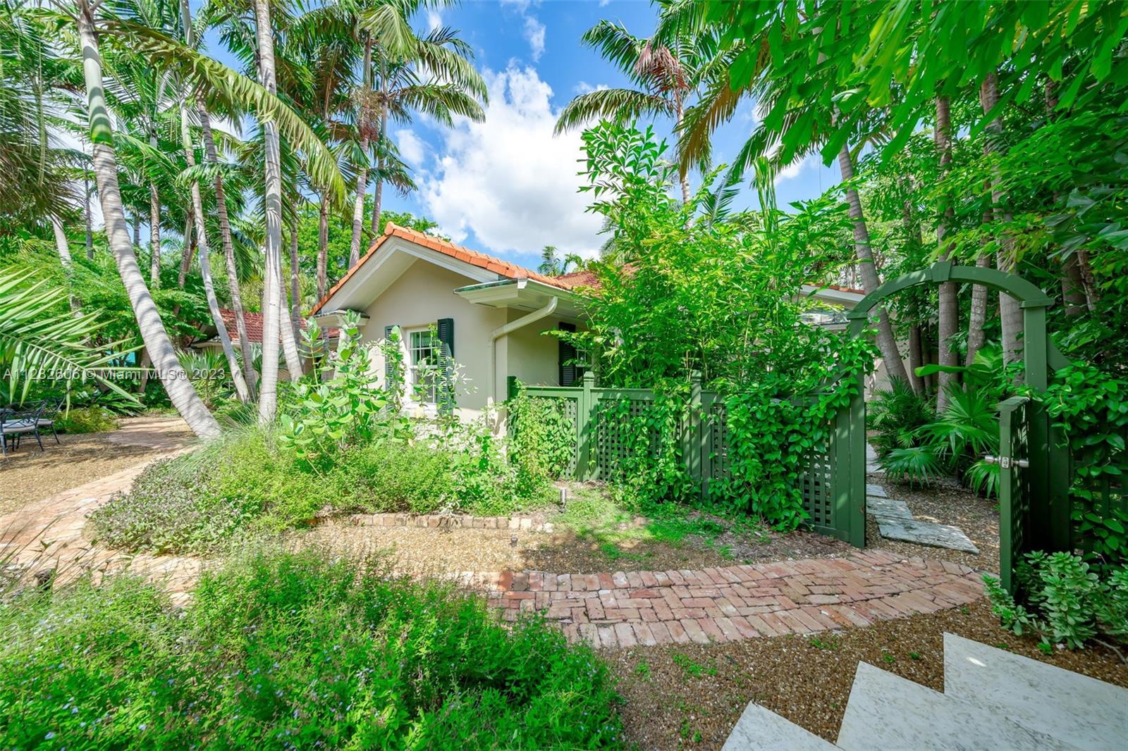 YE LITTLE WOODS 1ST ADDN - Residential