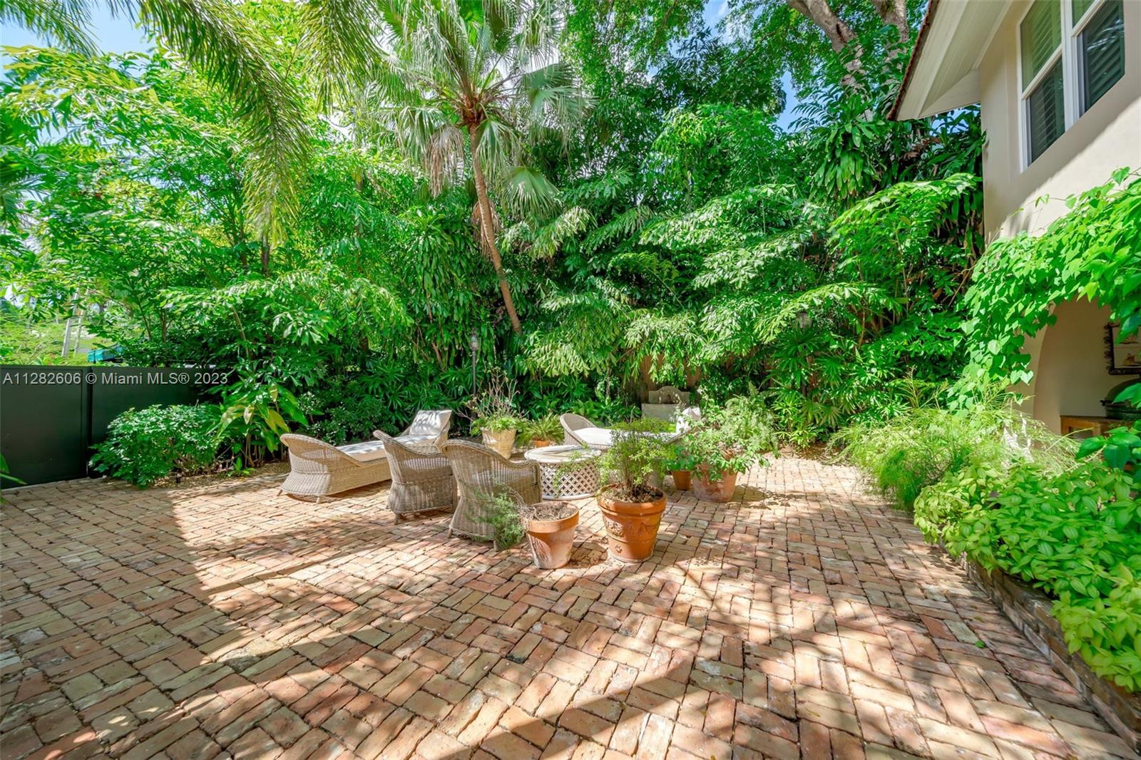 YE LITTLE WOODS 1ST ADDN - Residential