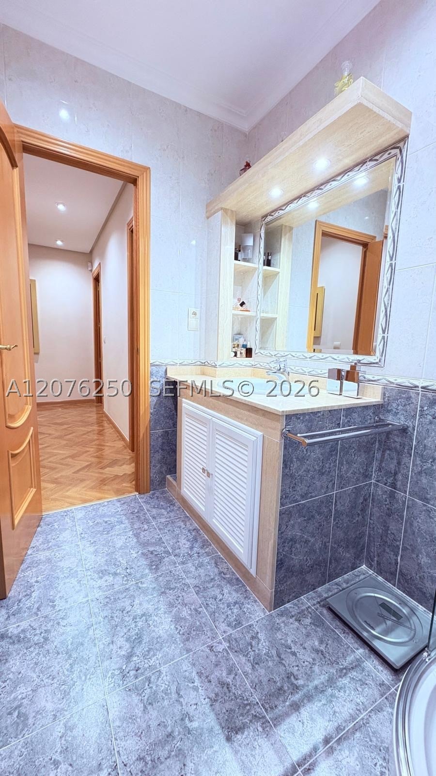HOUSE IN MADRID CHAMBERY 7