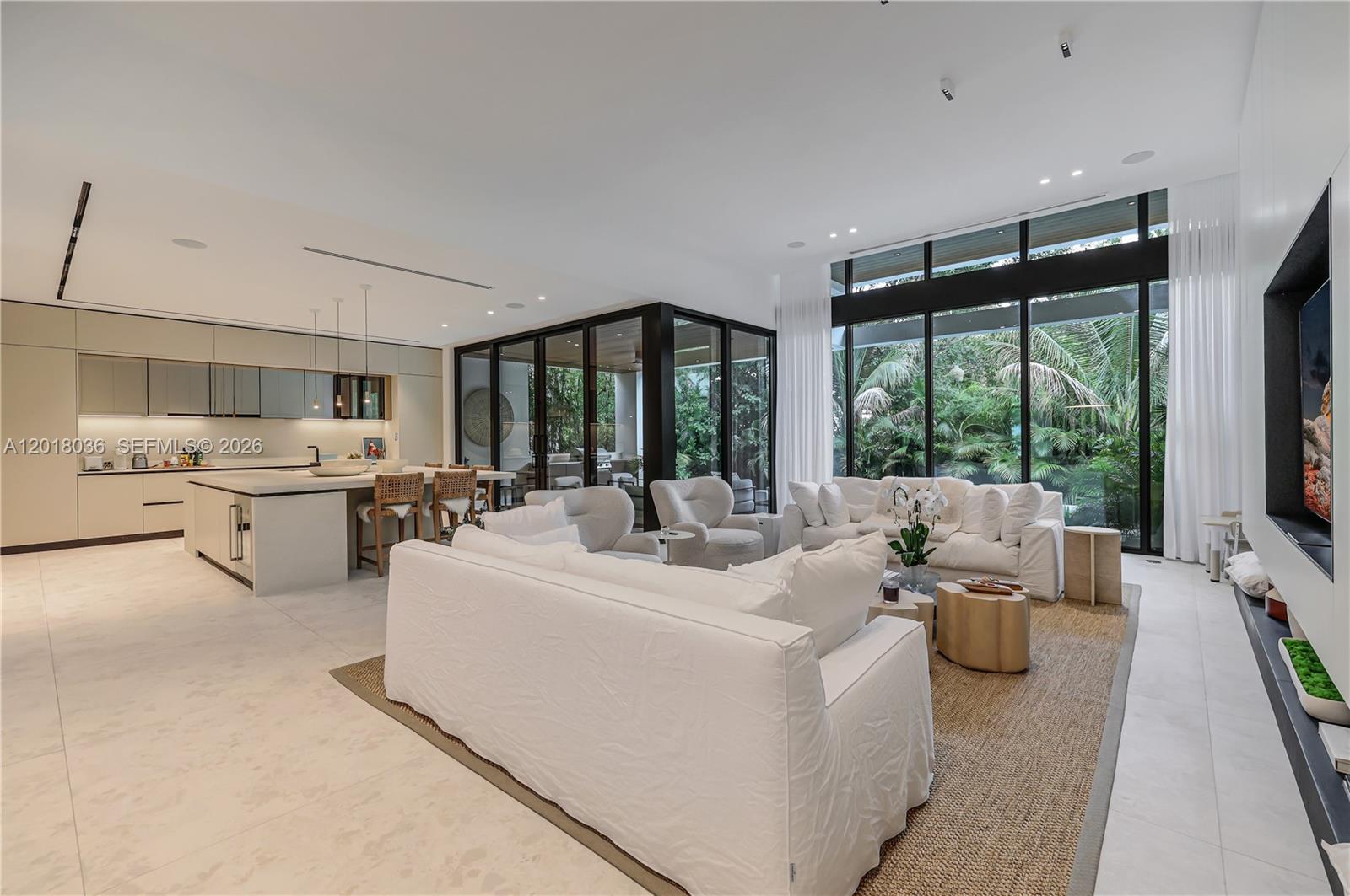 1092 N Venetian Dr