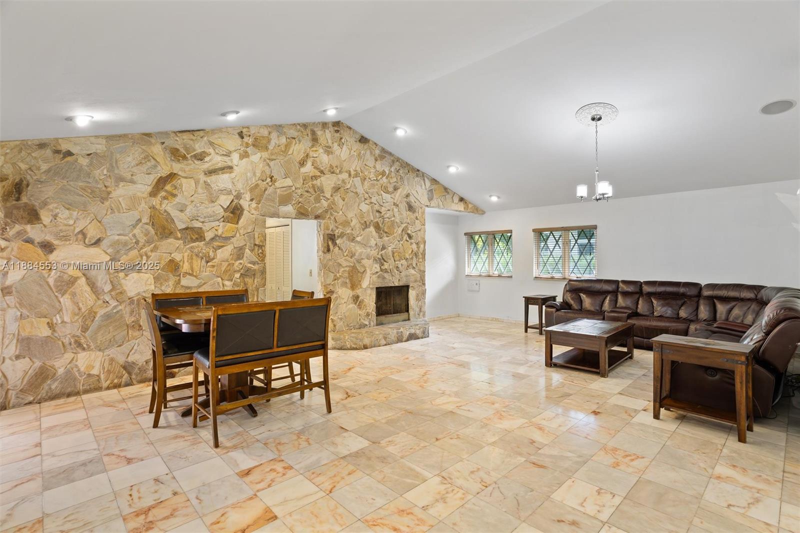 JACARANDA VILLAS - Residential Lease