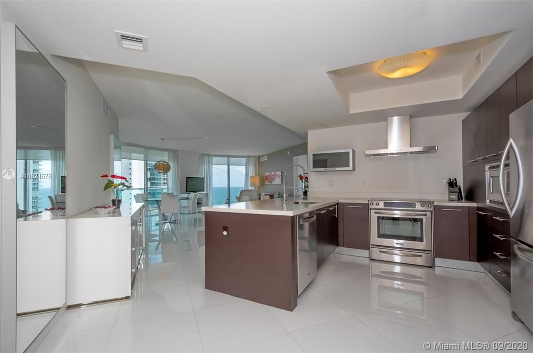 ST TROPEZ ON THE BAY - Residential