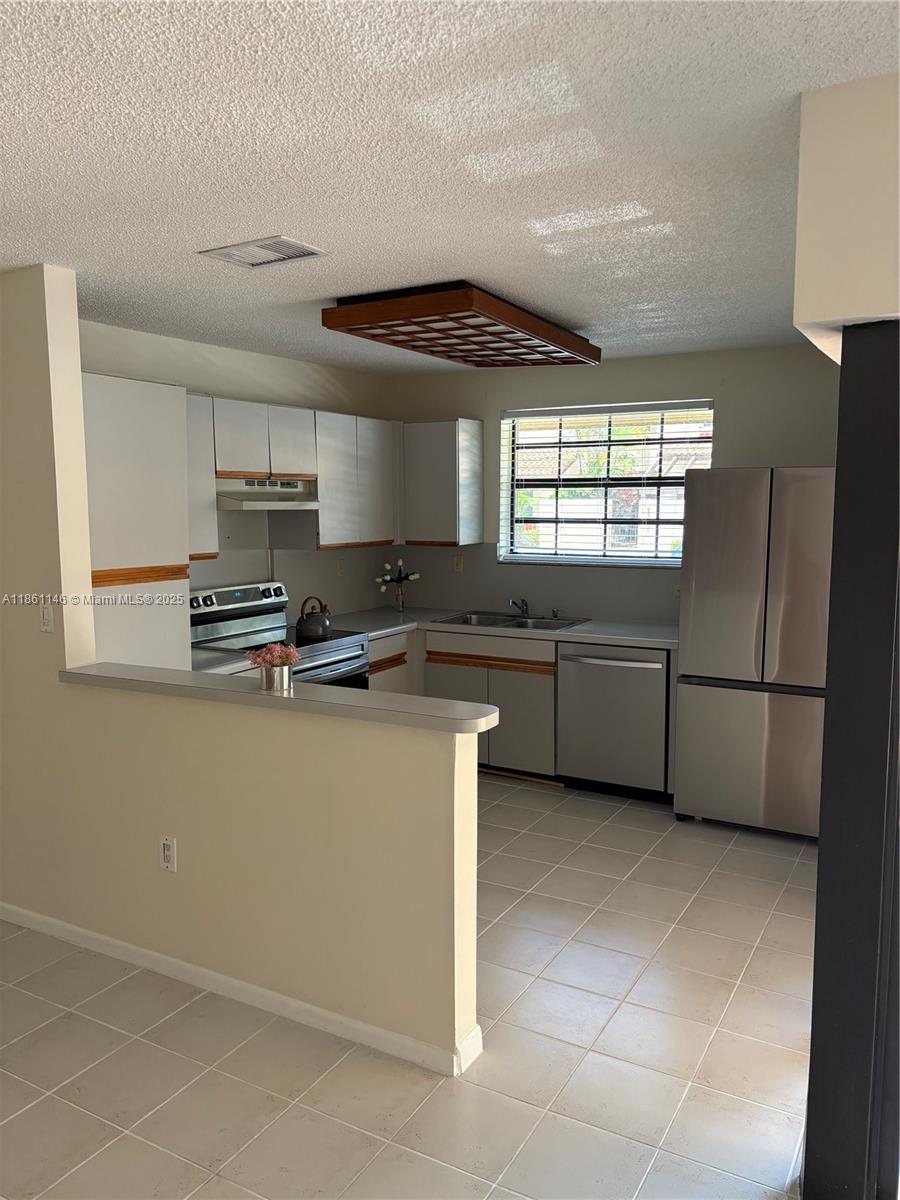 HOST CROSSINGS - Residential Lease