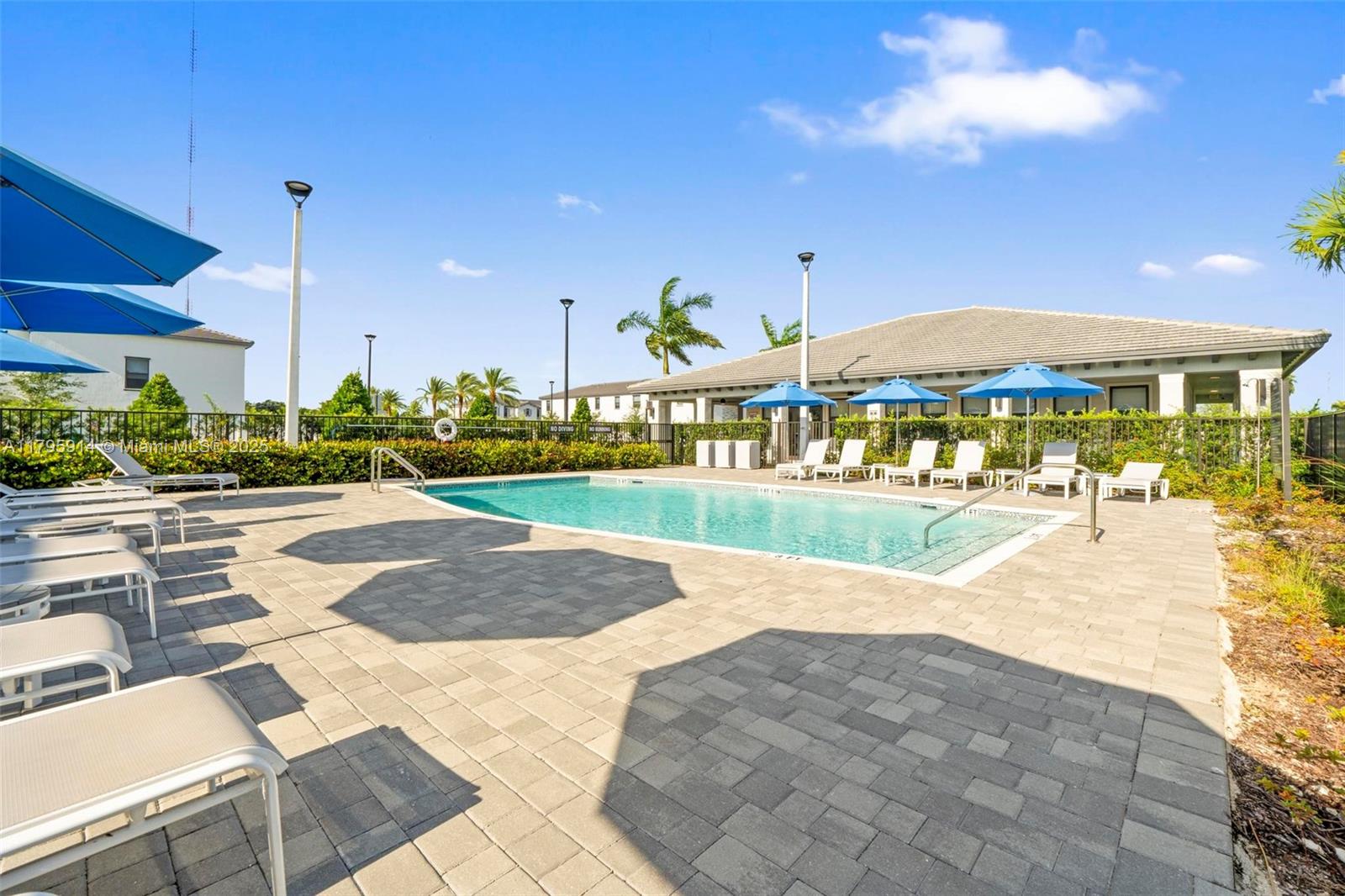 VISTA LAGO - Residential