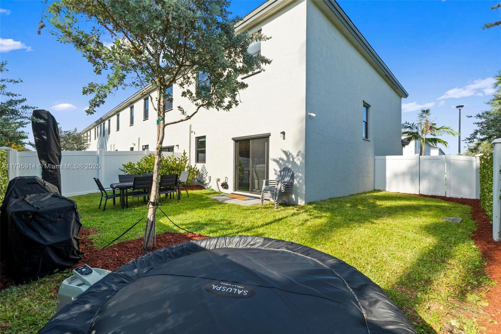 VISTA LAGO - Residential