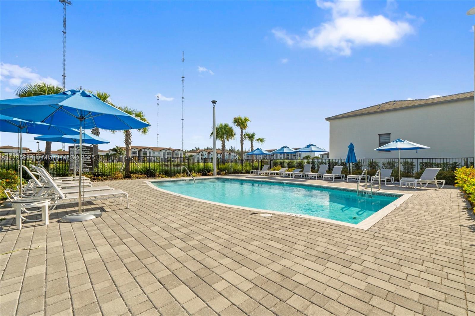 VISTA LAGO - Residential