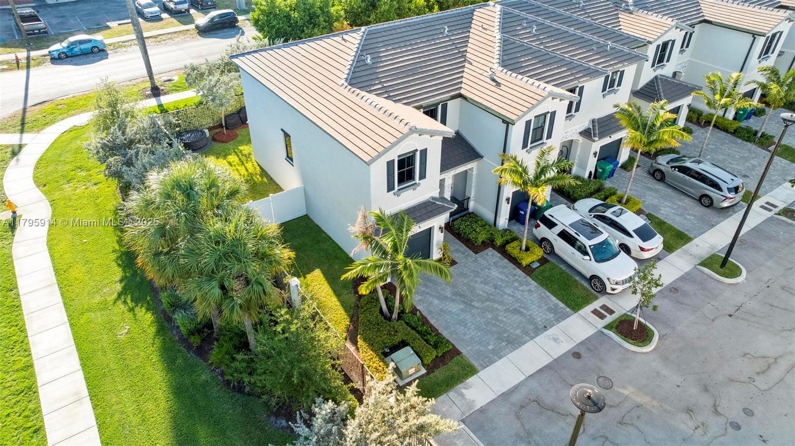 VISTA LAGO - Residential