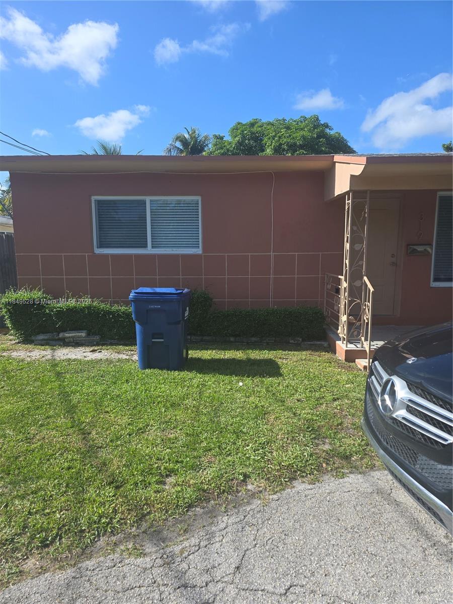 welll renovated 2/1 all tiles new appliances washer and dryer huge yard central a/c and more Tenant is responsible of all the utilities landlord takes of grass and provide quarterly pest control