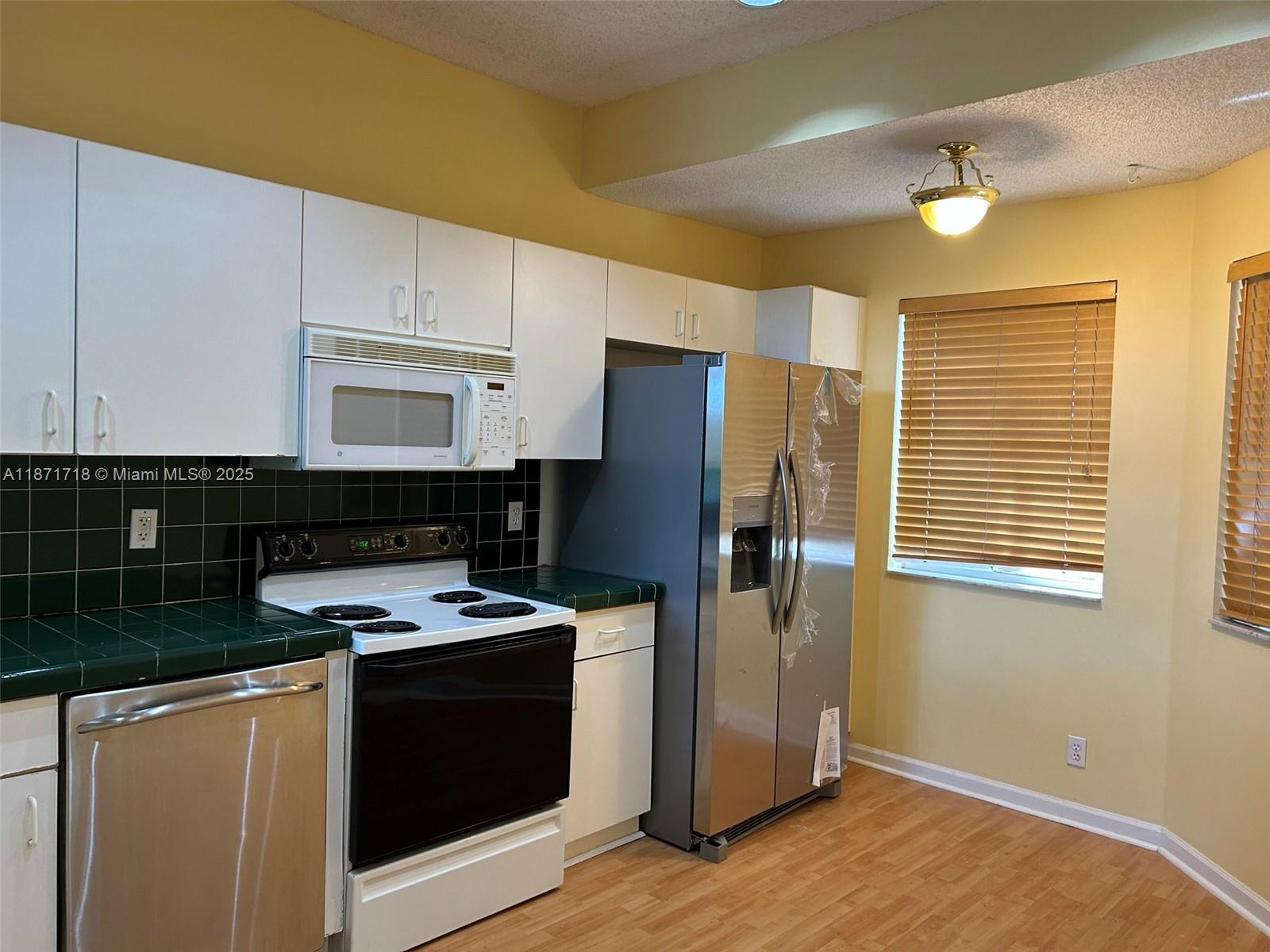 HOLLYWOOD LAKES COUNTRY C - Residential Lease