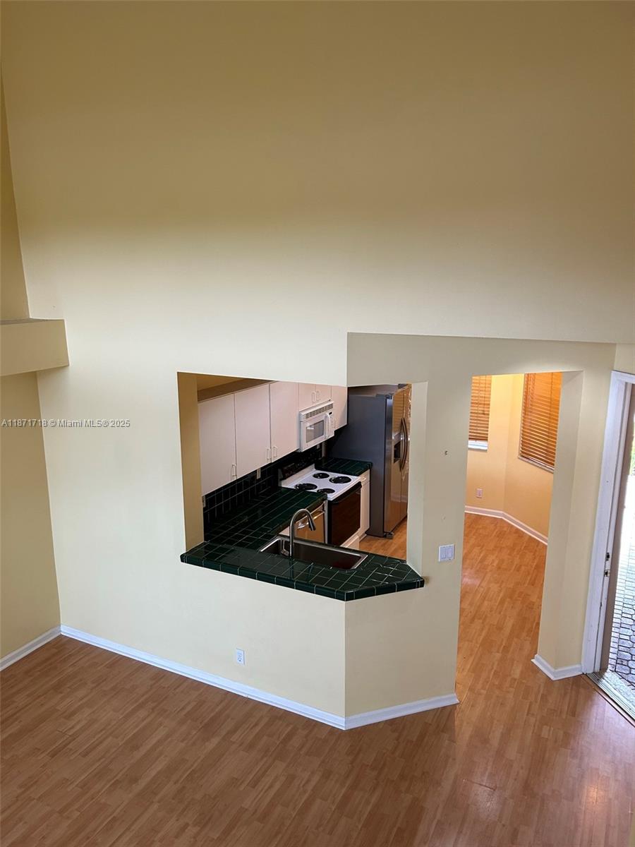 HOLLYWOOD LAKES COUNTRY C - Residential Lease