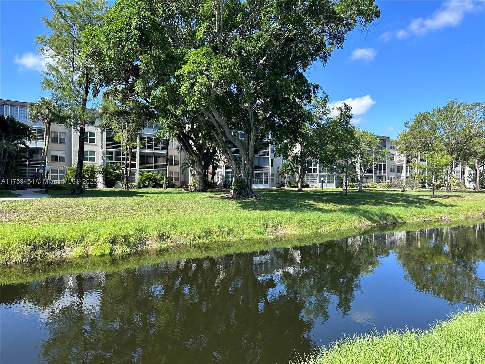 Welcome to modern comfort at Cypress Chase! This beautifully upgraded condo offers a fresh, stylish living space with newly remodeled bathrooms and a modern kitchen featuring stainless steel appliances and granite countertops. The entire home is finished with elegant porcelain tile flooring for a sleek, clean look.
Enjoy the extra space with a lovely garden view, perfect for a home office or creative studio. Stay comfortable all year round with a new 2021 A/C system (including a 10-year warranty) and an energy-efficient Titan tankless water heater.
Plus, your furry friend is welcome! ????
Don’t miss this peaceful and move-in-ready home—perfect for relaxed living! ???