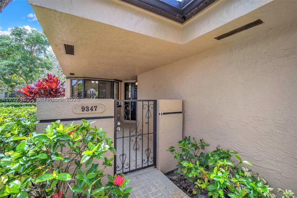 Photo of 9347 N Chelsea Dr N, Plantation, FL 33324 (MLS # A12024815)