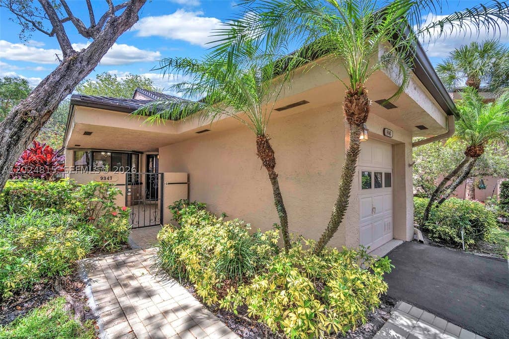 Photo of 9347 N Chelsea Dr N, Plantation, FL 33324 (MLS # A12024815)