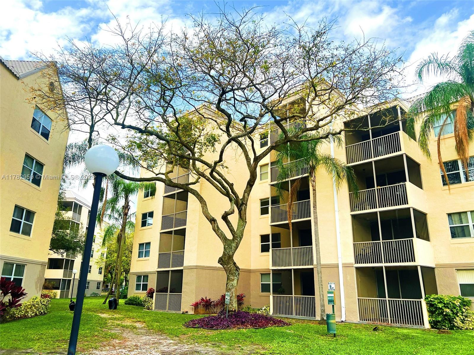 8353 Lake Dr 303, Doral, Miami-Dade County, Florida - 2 Bedrooms  
2 Bathrooms - 