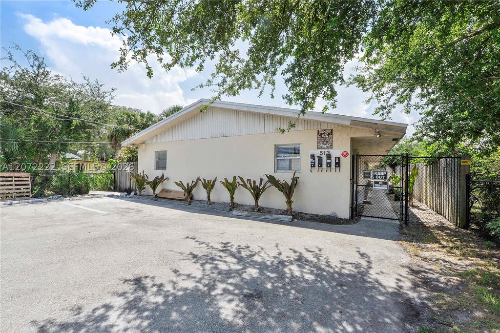 Photo of 513 NW 22nd Ave #3, Fort Lauderdale, FL 33311 (MLS # A12072222)