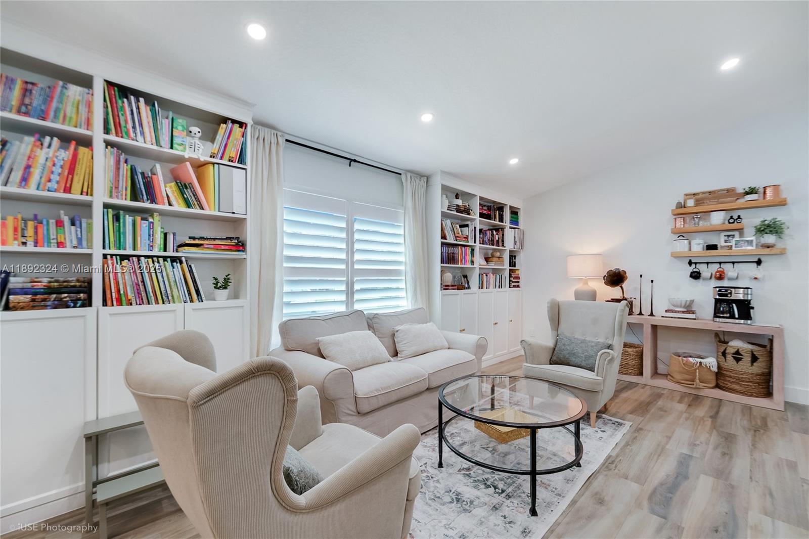 HAWKES BLUFF - Residential