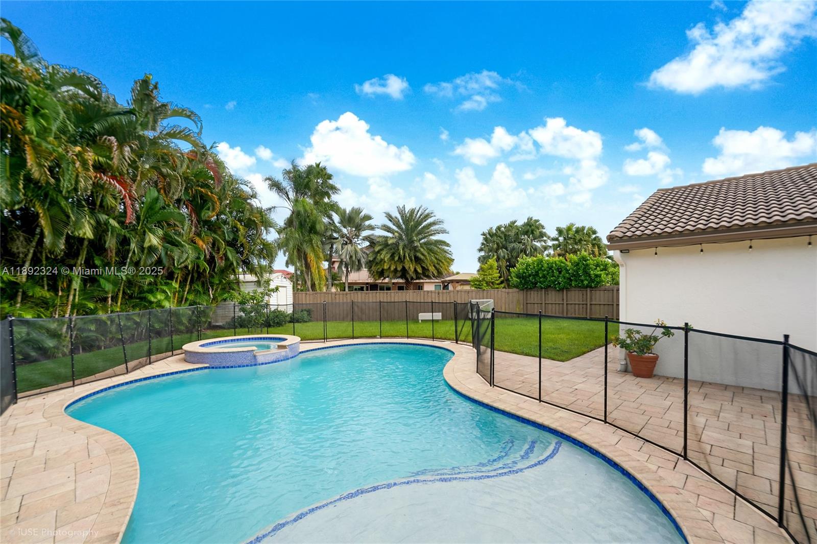 HAWKES BLUFF - Residential