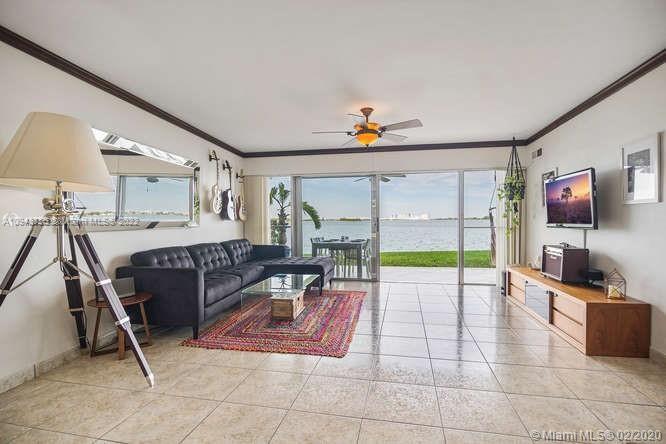 HARBOR ISLAND - Commercial Sale