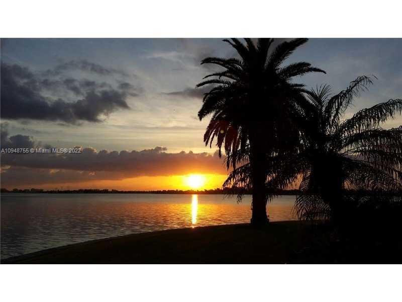 HARBOR ISLAND - Commercial Sale