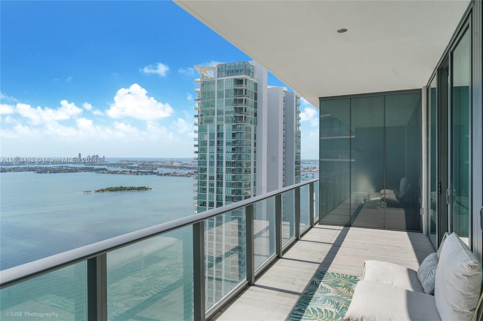 Experience luxurious living in this exceptional 2-bedroom residence at the prestigious Gran Paraiso. Unit 4106 boasts a spacious layout with breathtaking, unobstructed views of Biscayne Bay, the Miami Beach coastline, and the ocean from its high-floor position.
Gran Paraiso offers an impressive array of resort-style amenities, including a zero-entry pool, lighted tennis courts, a fully equipped spa, an oversized gym, a spinning room, a club room, a business center, yoga and massage rooms, bowling lanes, a private cinema, and more. With security and concierge services, peace of mind is guaranteed. This unit is available either furnished or unfurnished and is move-in ready immediately.