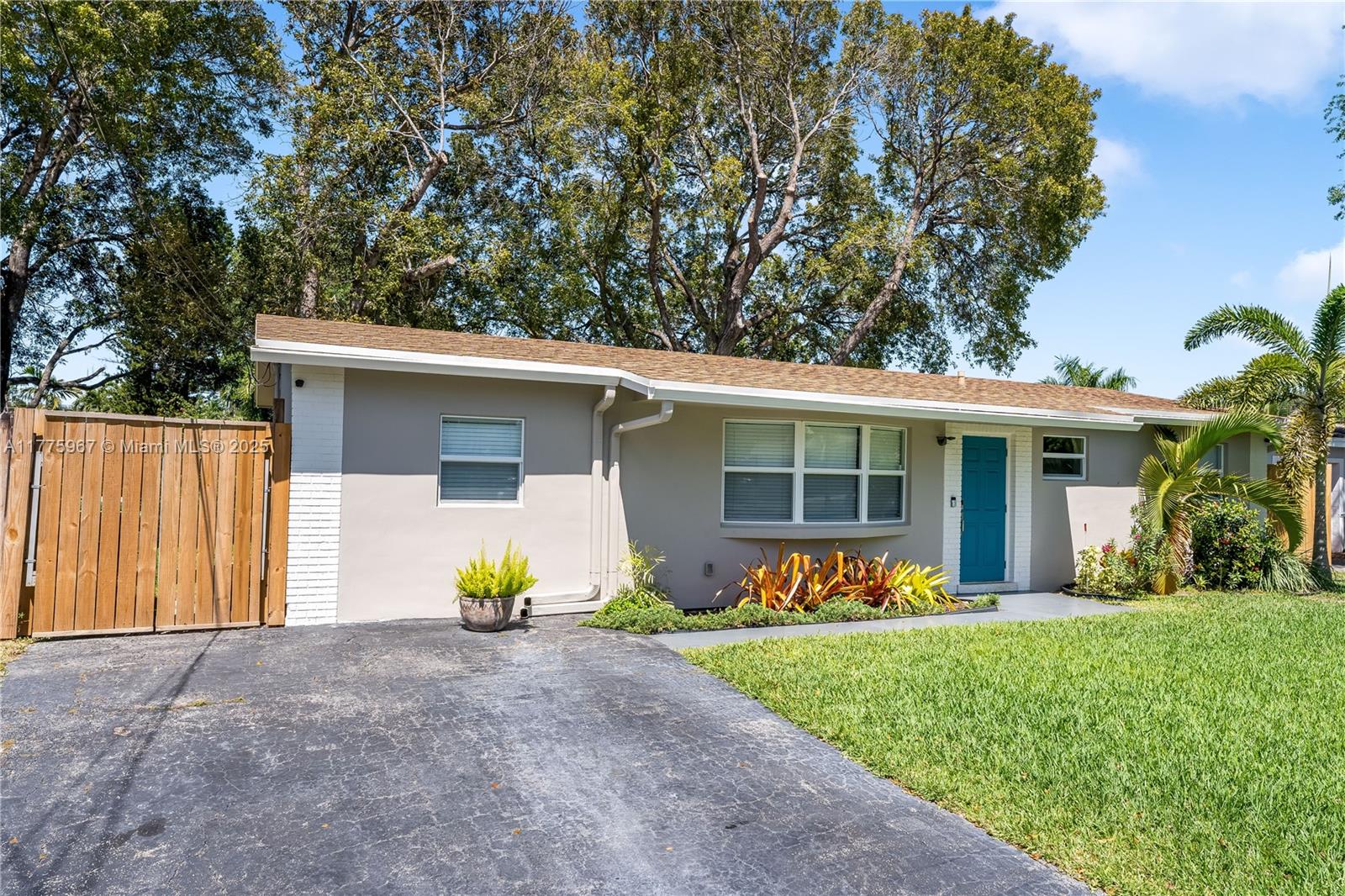 STIRLING LAKE - Residential