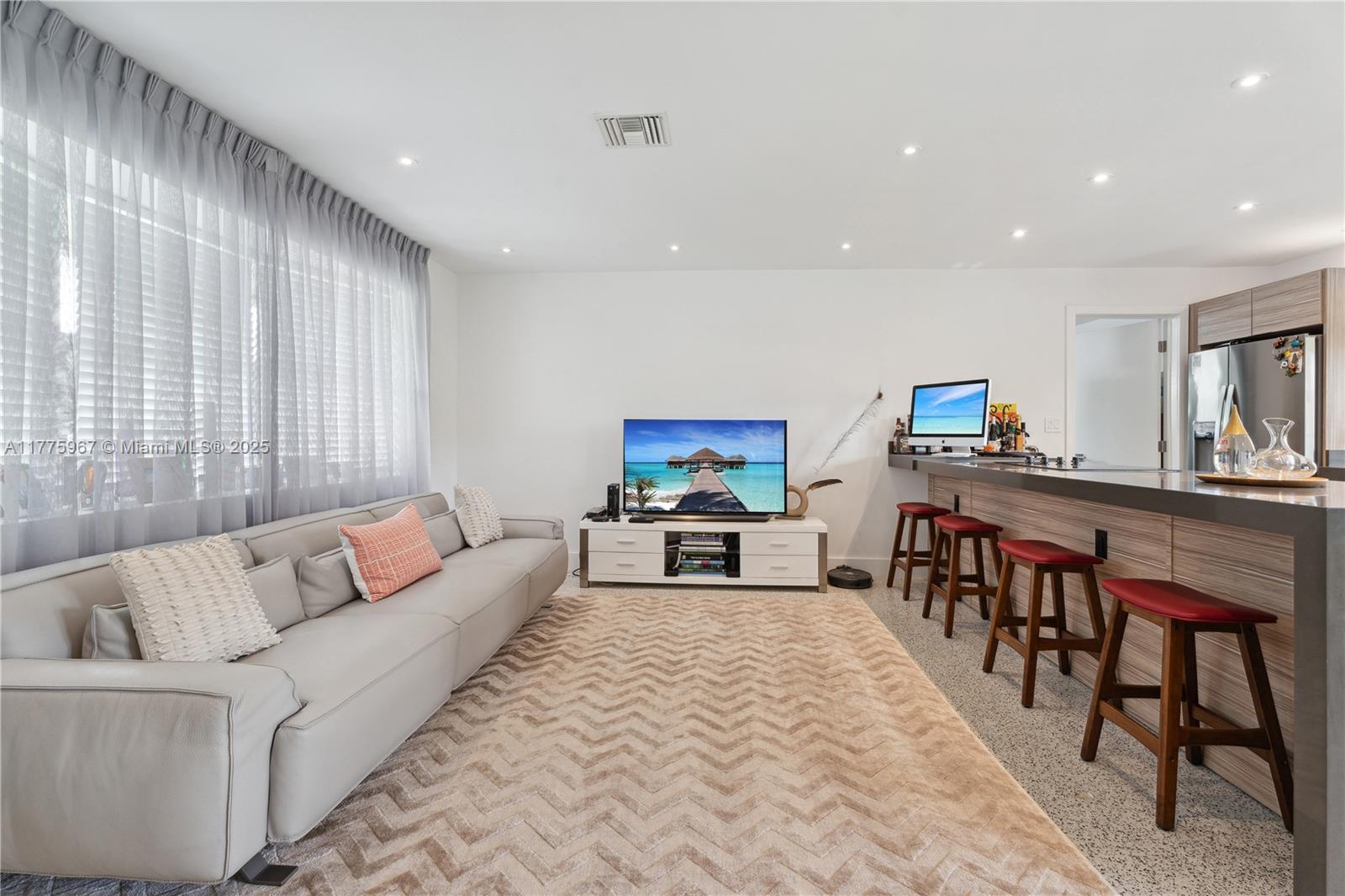 STIRLING LAKE - Residential