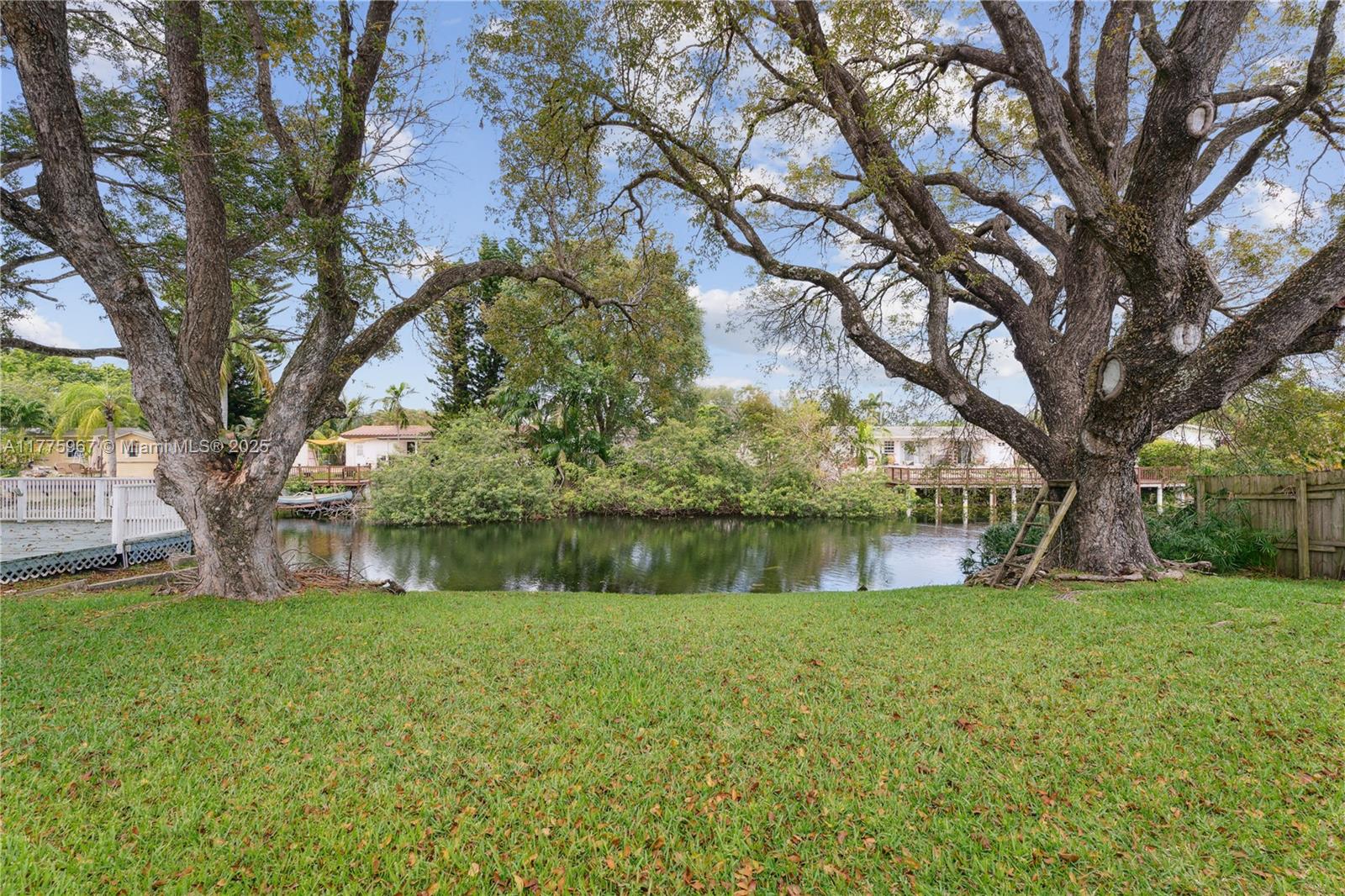 STIRLING LAKE - Residential