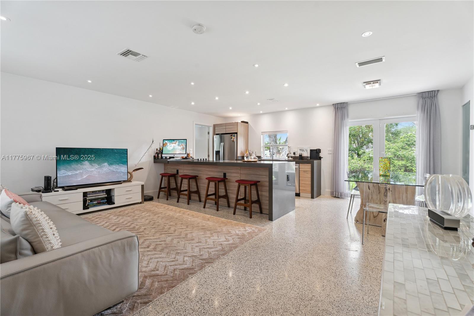 STIRLING LAKE - Residential
