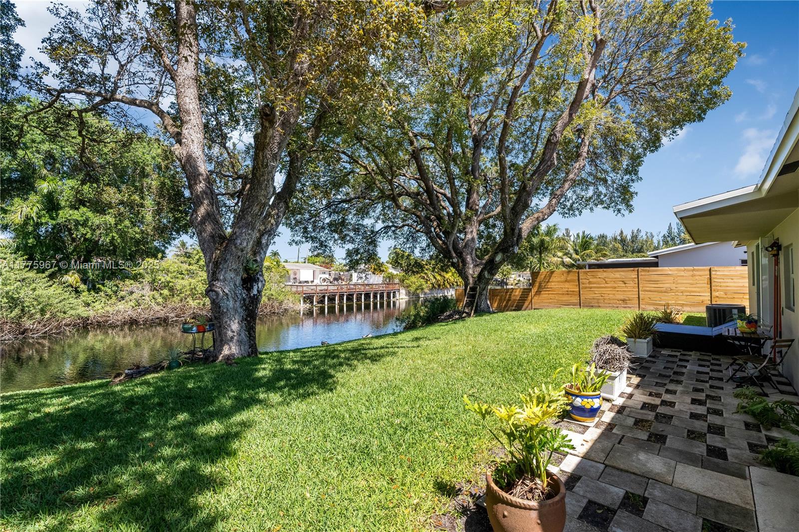 STIRLING LAKE - Residential