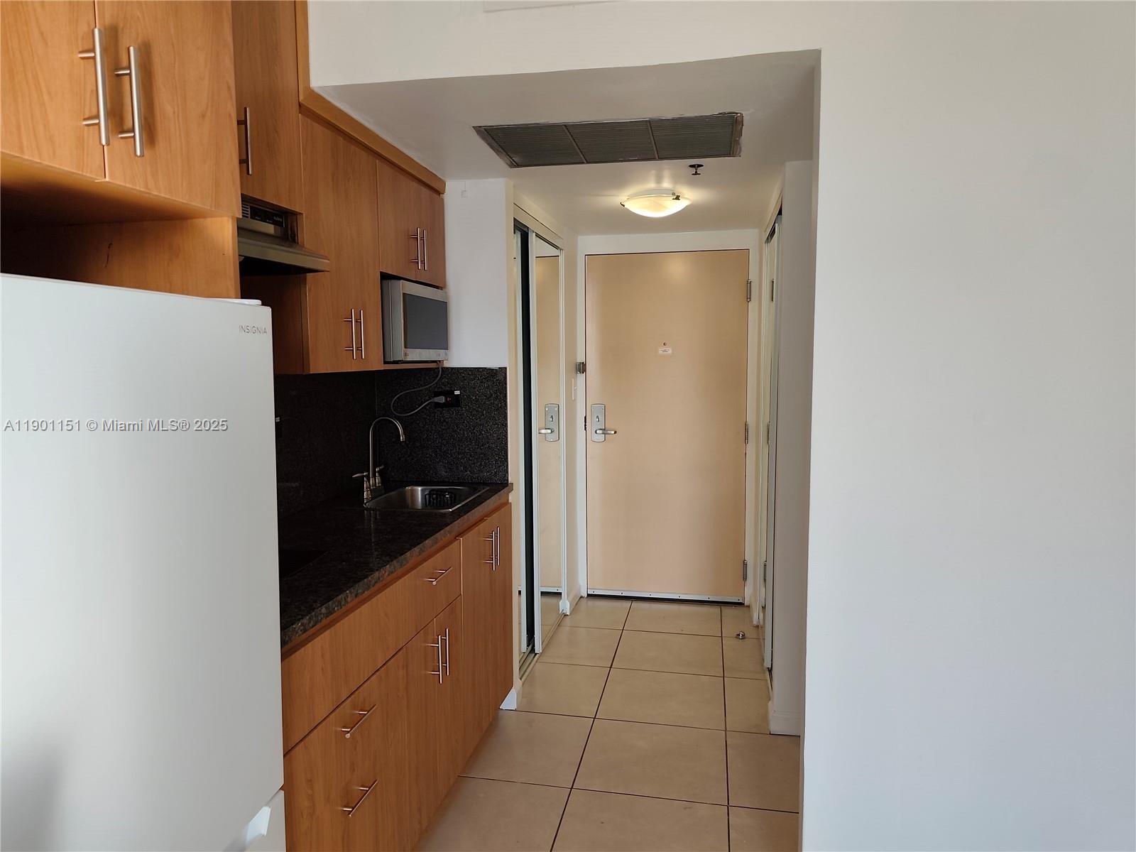 THE AVENTURA BEACH CLUB C - Residential Lease